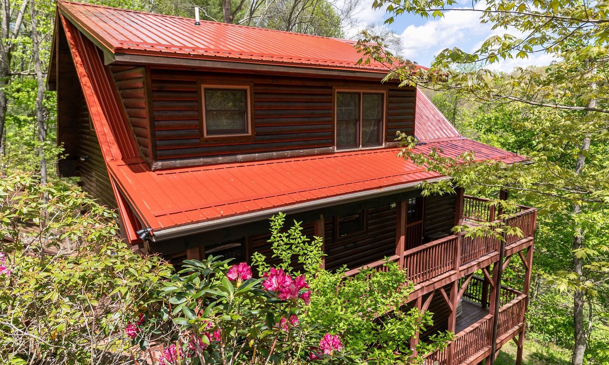 Boone Cabin | Highwood- Hot Tub, Arcade, Fire Pit, Sleeps 12