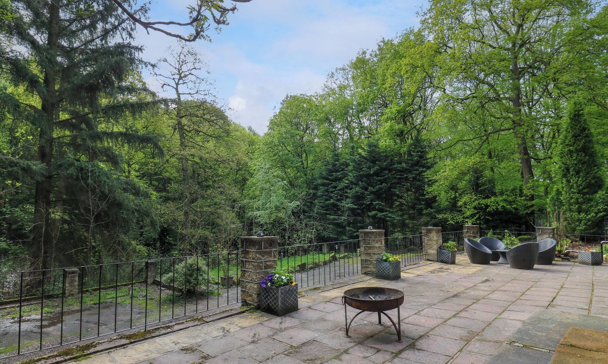 Hoylandswaine Cottage | Highwood Lodge