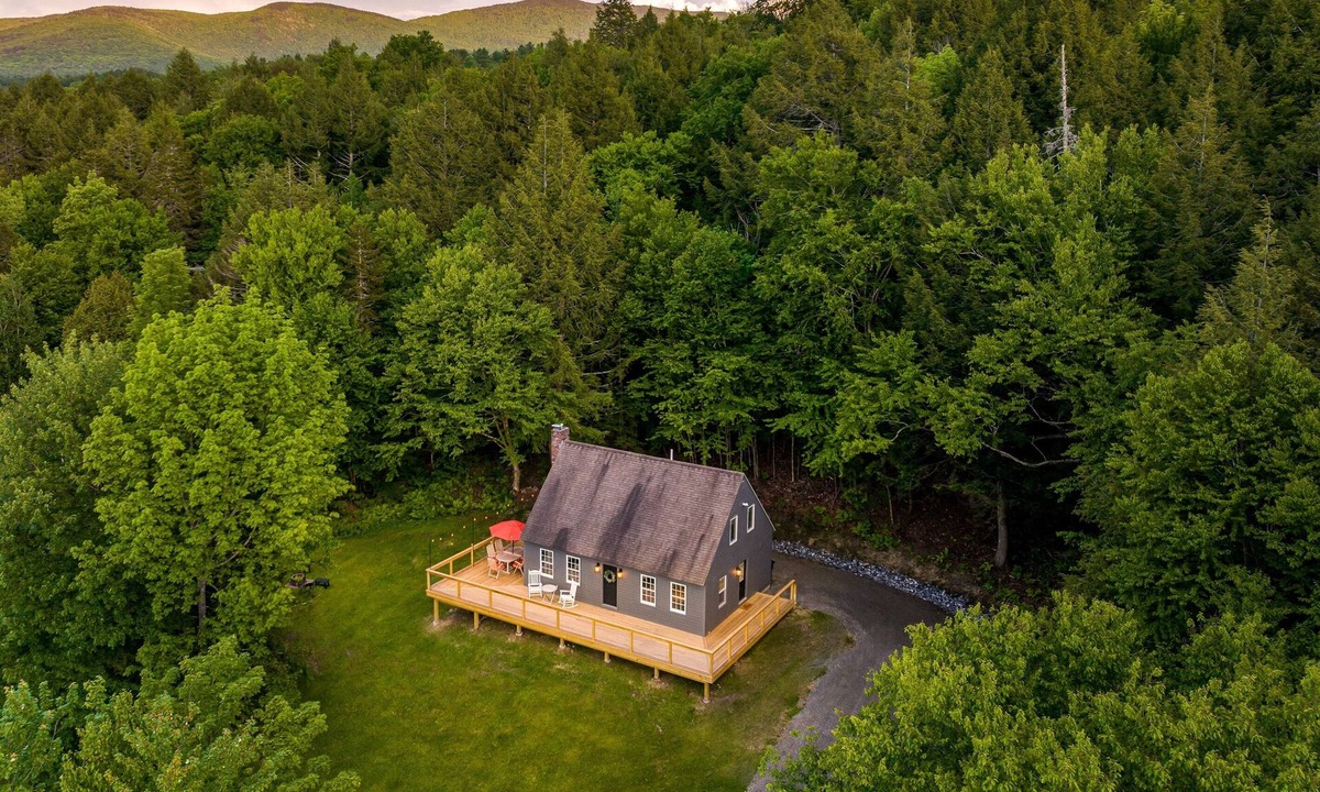 Stowe Cottage | Hike & Bike Stowe | 7 Min to Town | AC | Hot Tub