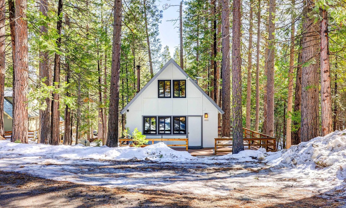 Cold Springs Cabin | Hike, Fish & Explore: California Cabin w/Deck!