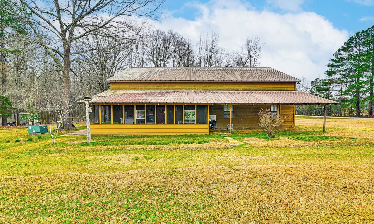 Edinburg House | Hike & Fish: Family-Friendly Louisville Home