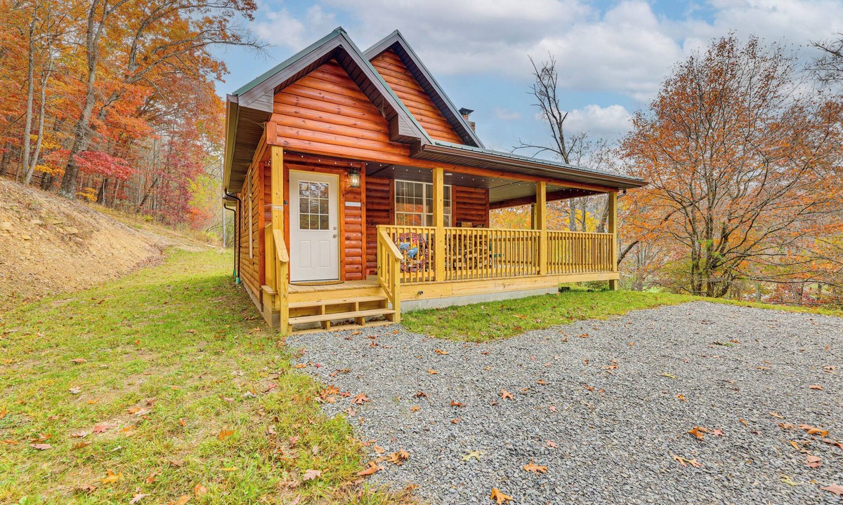 Edray Cabin | Hike & Fish: Marlinton Cabin w/Fire Pit & Views!