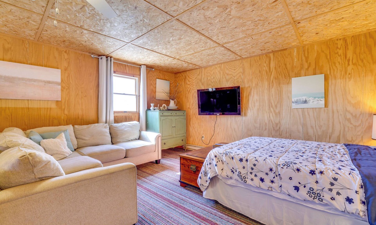 Center Moreland Apartment | Hike, Ski & Golf: Water-View Lake Winola Retreat!