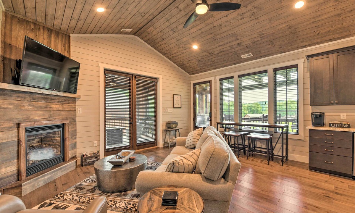 Glenville Cottage | Hike, Ski & More! Pet-Friendly Home in Glenville