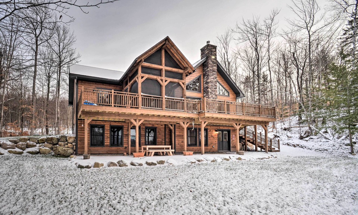 Town of Black Brook Cabin | Hike, Ski & Swim: Luxury Cabin on Silver Lake!