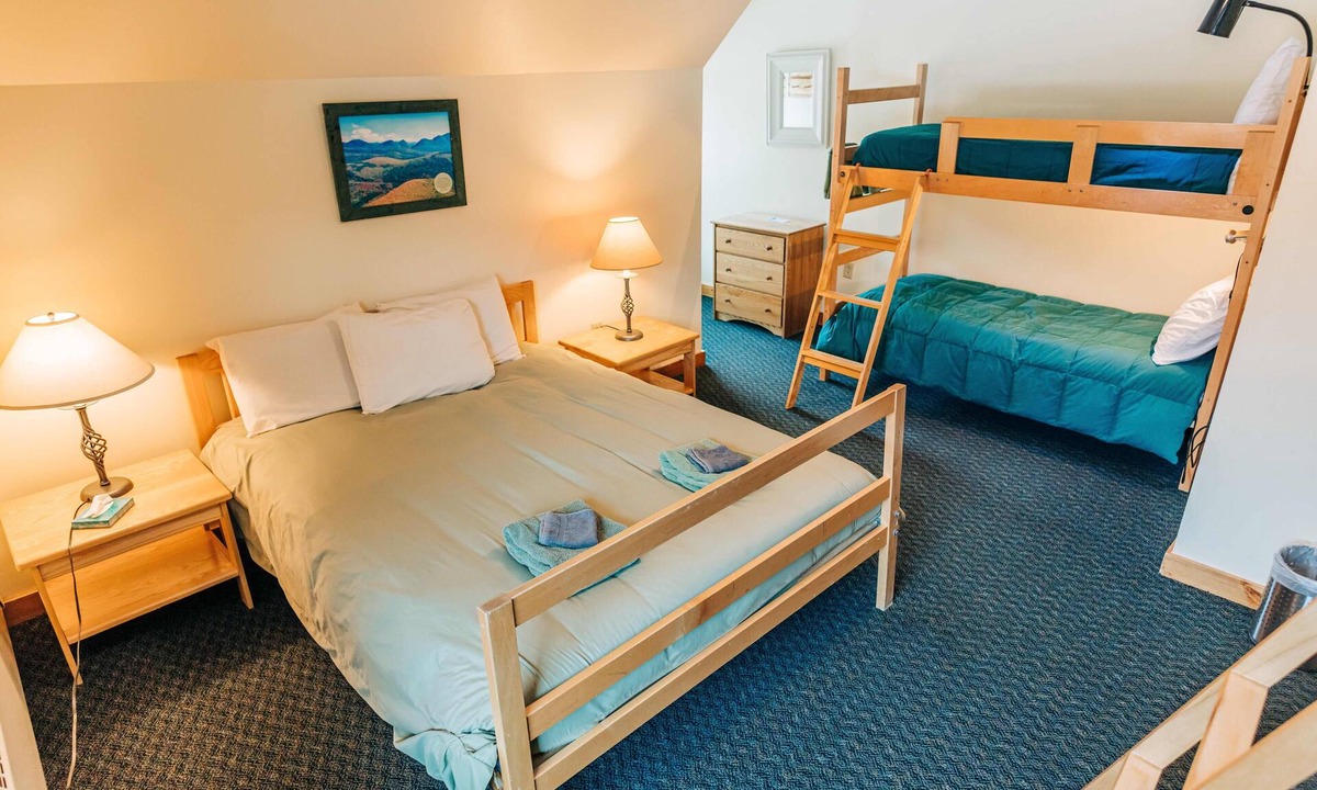 Carroll Condo | Hike the Whites! Free Breakfast, Shared Bath, Hike/Ski trail Access
