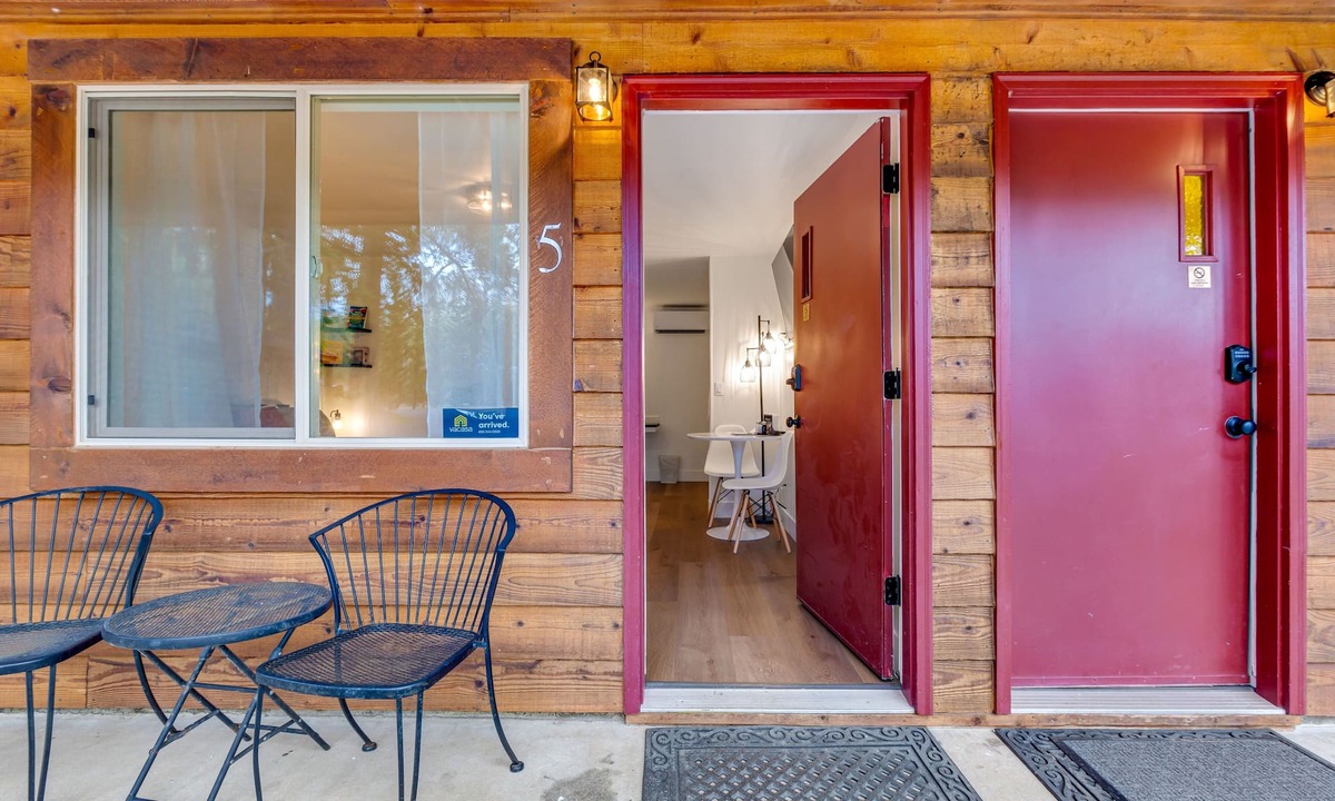 Quilcene Apartment | Hiker's studio with mountain views & fast WiFi - dog-friendly