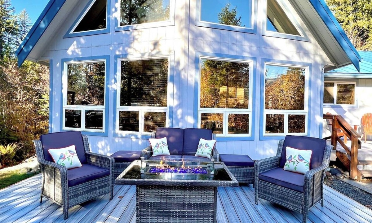 Packwood Cabin | Hiking & Skiing! River & Mountain views! Hot Tub!
