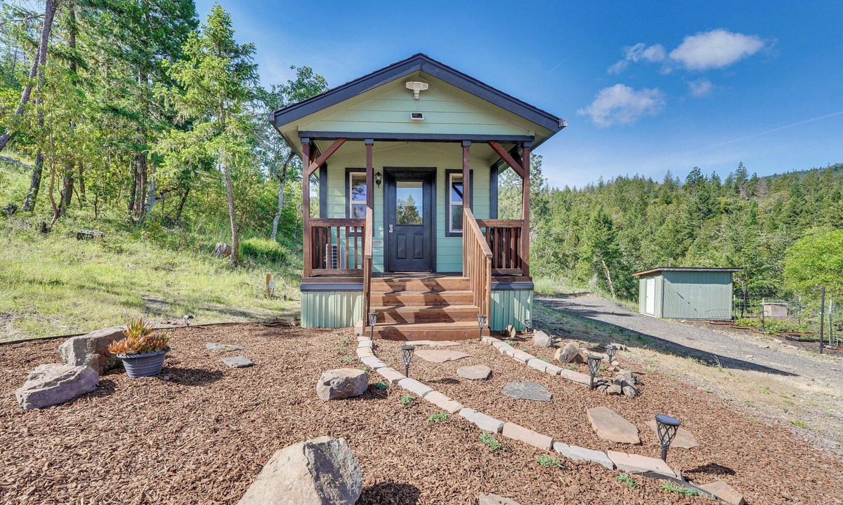Medford House | Hiking Trail On-Site: Mtn-View Eagle Point Retreat