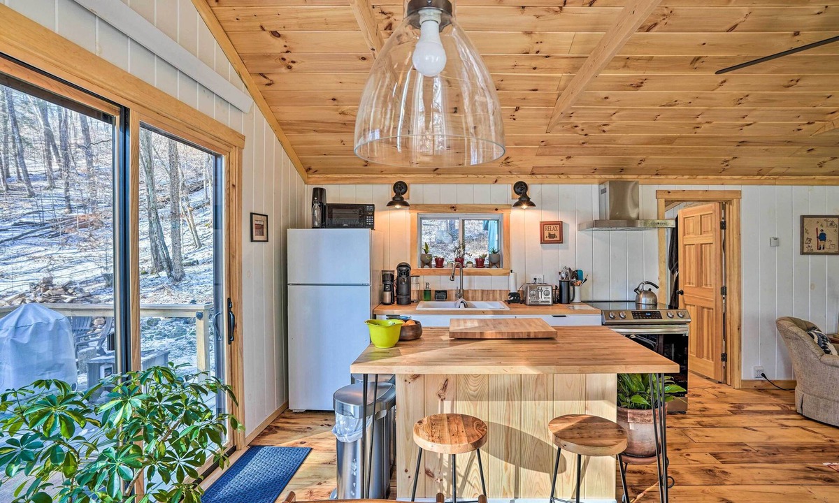 Williamsville Cottage | Hiking Trails On-site: Cozy Falls Brook Cabin