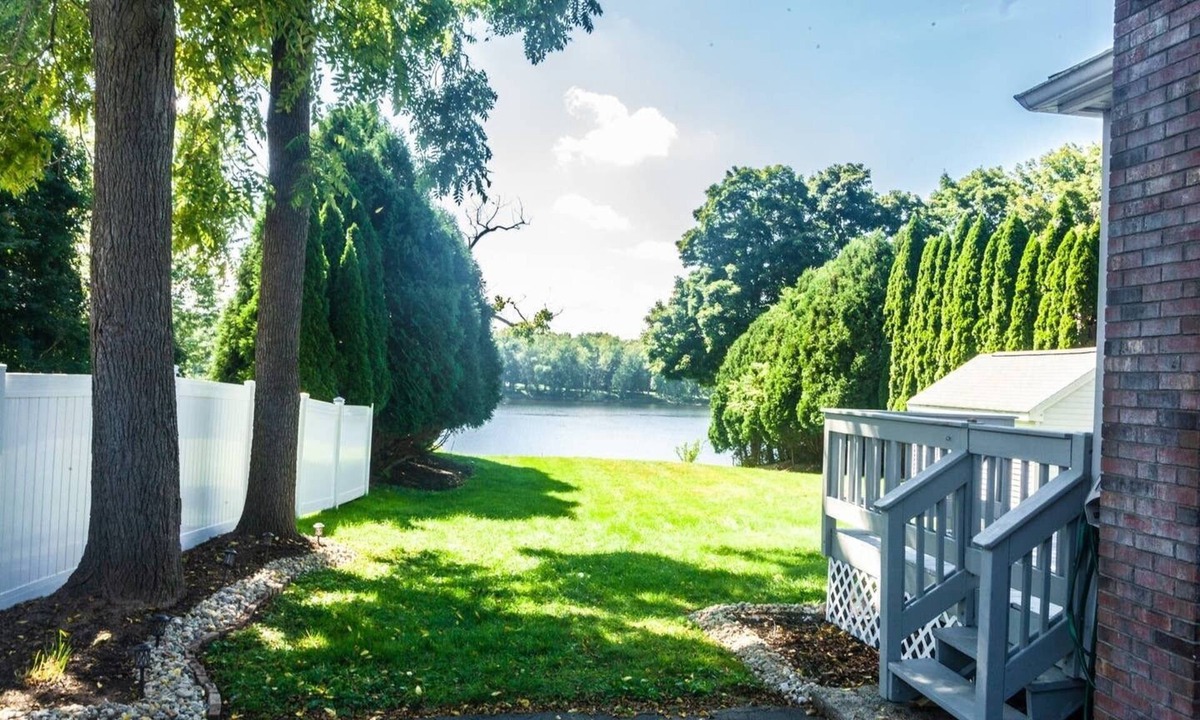 Thompsonville House | Hilda’s Riverside Retreat