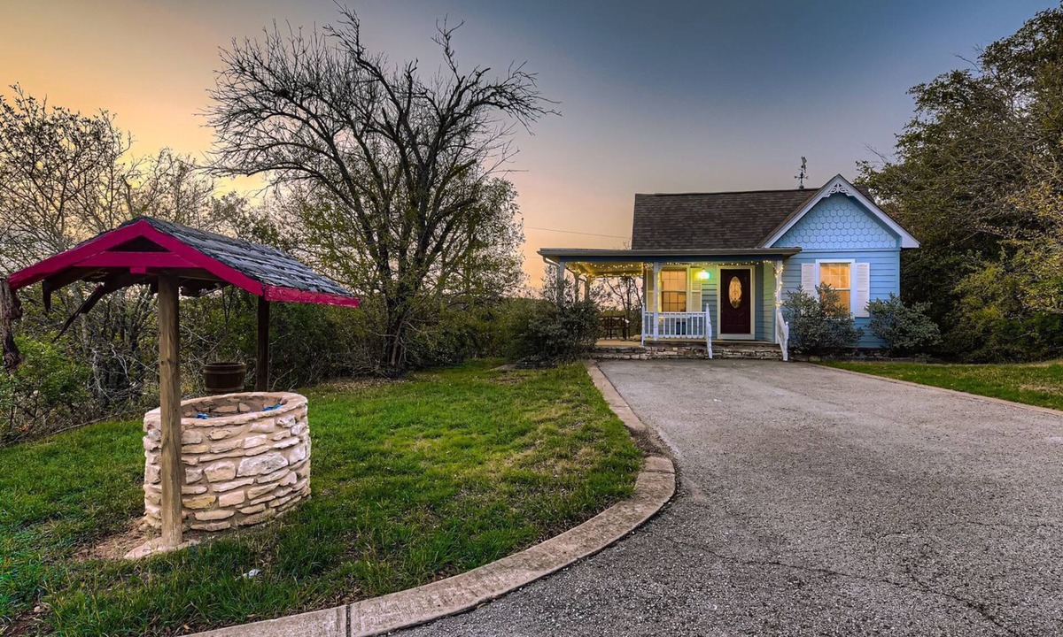 Peyton Brook At Rob Roy Cottage | Hill Country 2BR Wellness Retreat with Pool, Sauna, & Gym