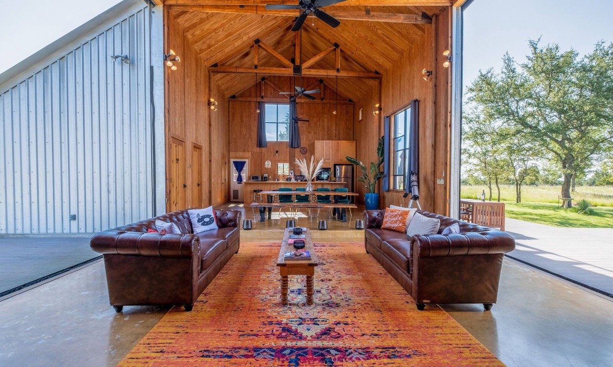 Johnson City House | Hill Country Barn - Sauna & Cedar Hot Tub