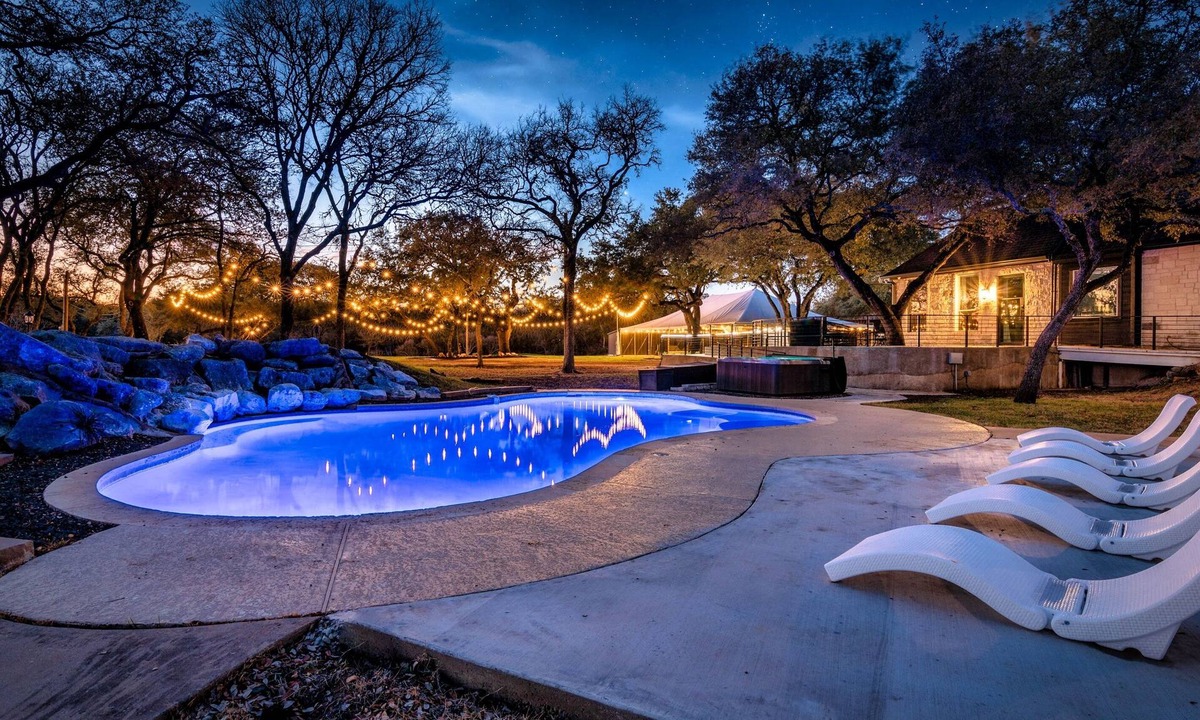 Shady Hollow House | Hill Country Estate ~10 Acre Retreat~ Pool+Jacuzzi