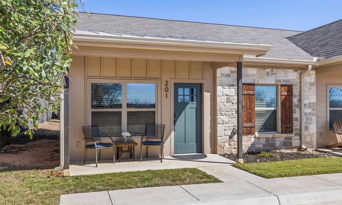Fredericksburg House | Hill Country Hideout - Cozy 2 bedroom 2 Bath Townhome off of Main Street