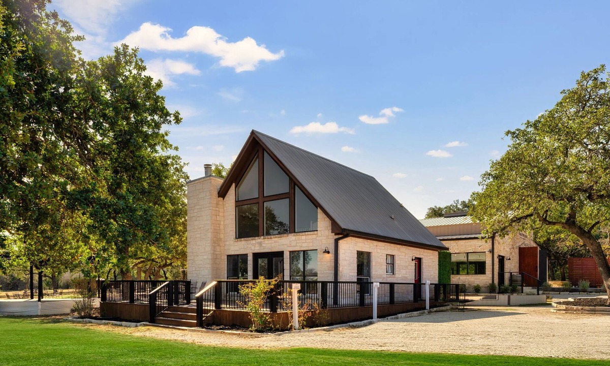 Round Mountain House | Hill Country Oaks Vineyard House