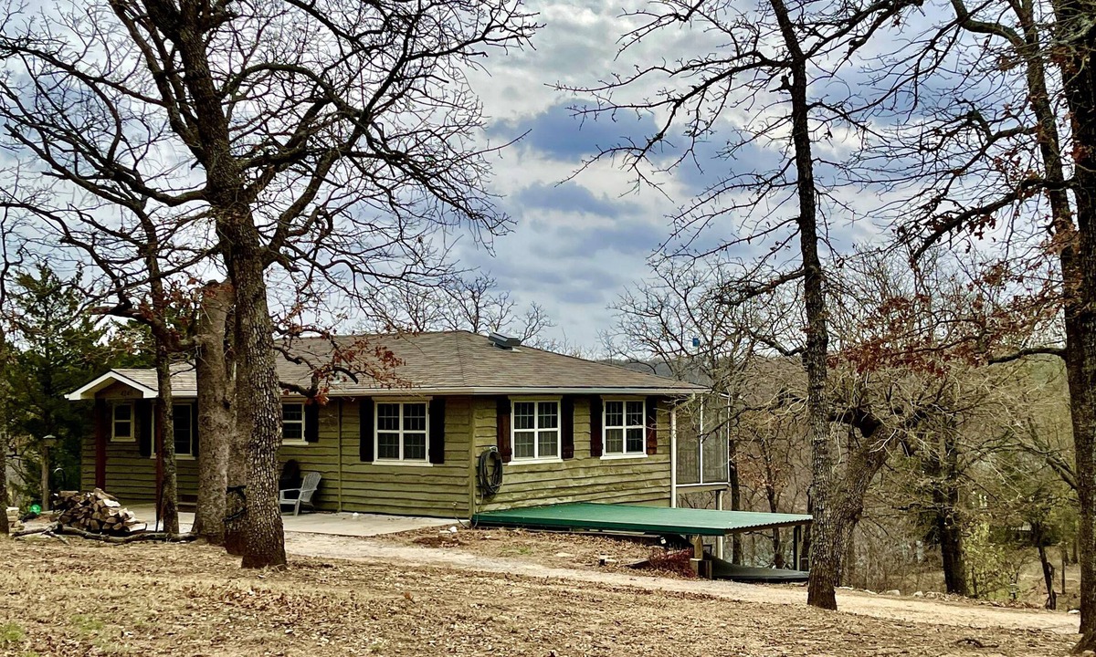 Sulphur House | Hill House with Private Lake access