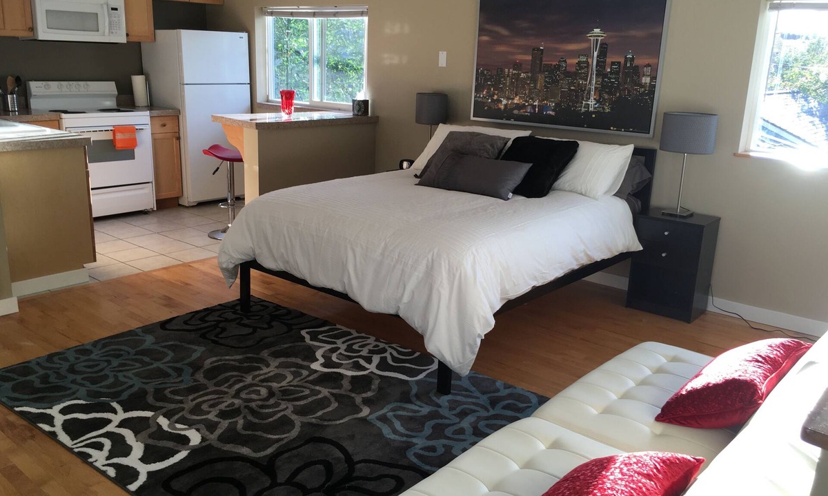 Queen Anne Apartment | Hill Top Flat with Parking