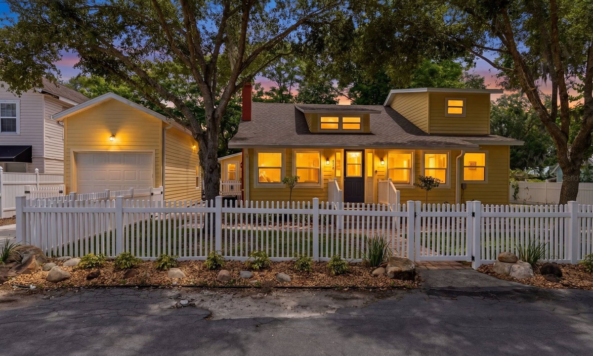 Mount Dora Apartment | Hillcrest Hideaway 3 bedroom 3 bathroom just steps from Downtown Mount Dora