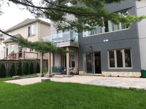 Willowdale Apartment | Hillcrest Modern House