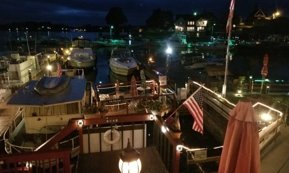 Alexandria Bay Hotel | Hills Motor Court & Marina