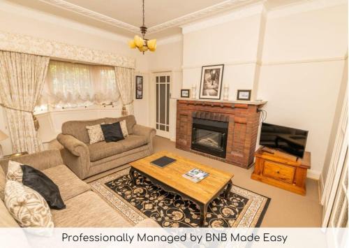 Bathurst House | Hillside Cottage │ Comfy, Spacious, Walk to CBD & Stannies