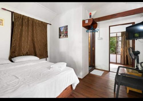 Tanah Rata Cabin | Hillside cottage reflesia room