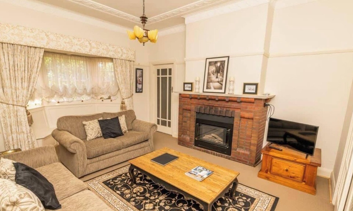 Bathurst House | Hillside Cottage - Spacious, Walk to CBD