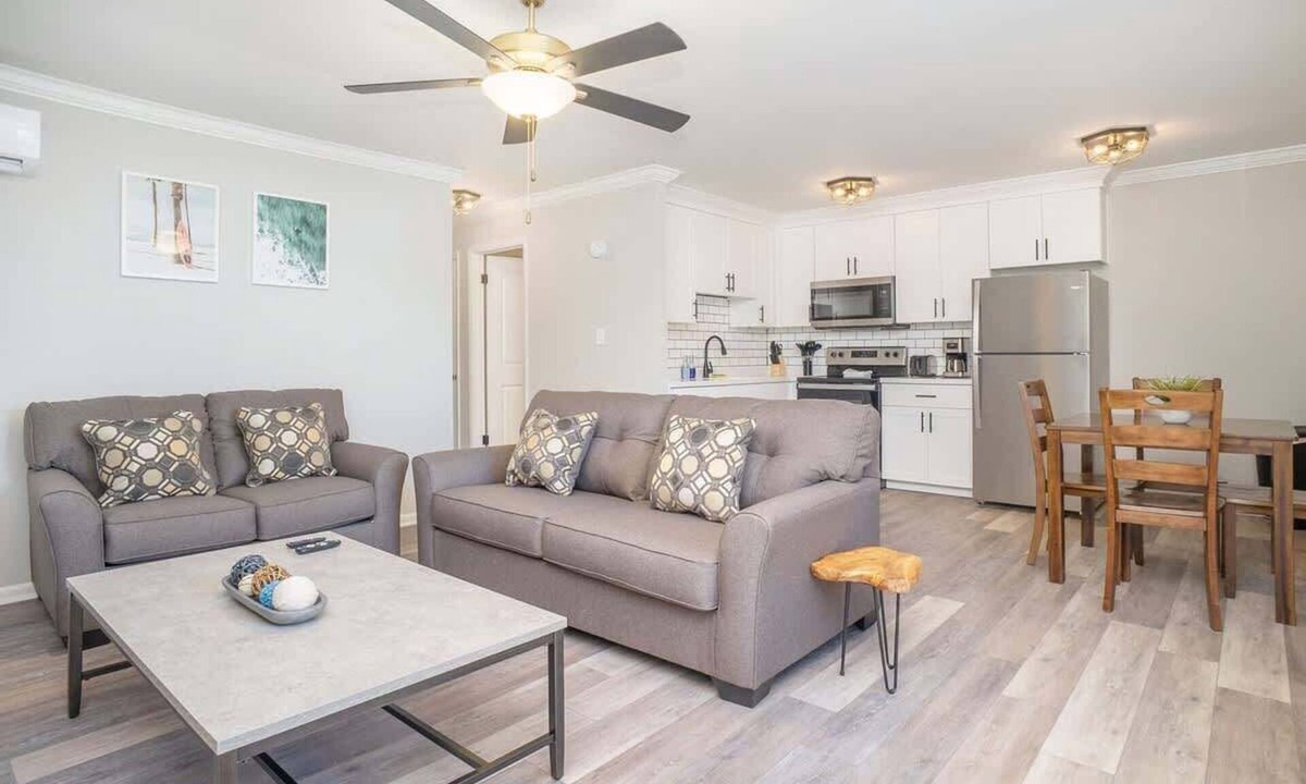 Bayview Apartment | Hillside Cove - Plank Suite