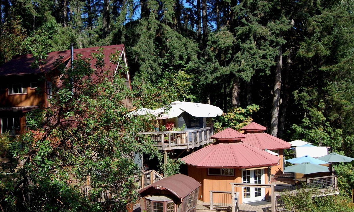 Alvadore Cottage | Hillside Deck Cottages - Rustic PNW Retreat