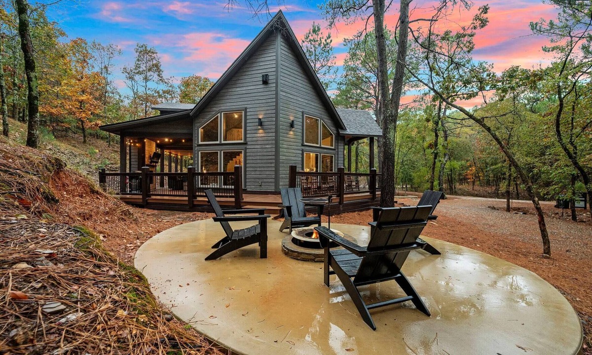 Broken Bow Cabin | Hillside Harmony - hot tub, luxury shower room, patio Pine Lake Broken Bow
