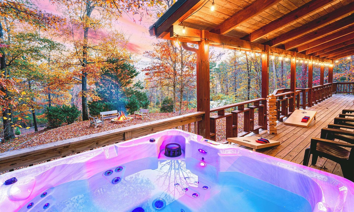 Whiteside Cabin | Hillside Haven | Luxe Hot Tub | Cornhole | Jenga