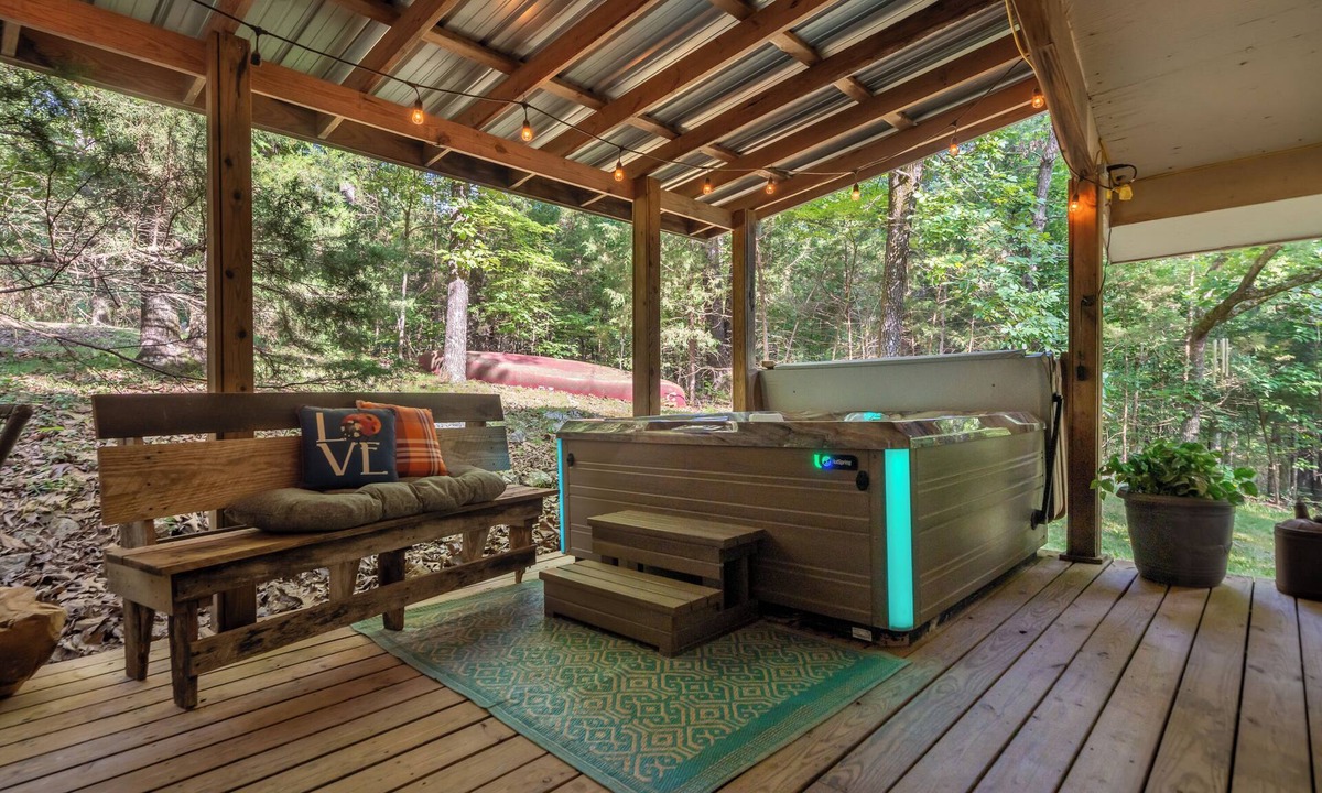 Hardy Cabin | Hillside Haven secluded vintage cabin with hot tub
