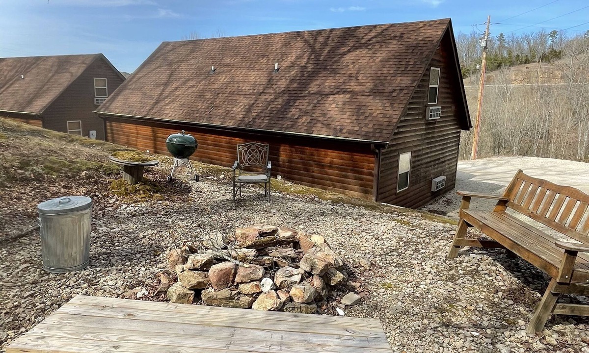 Van Buren Cabin | Hillside Hideaway East just 1/2 mile from Current River!