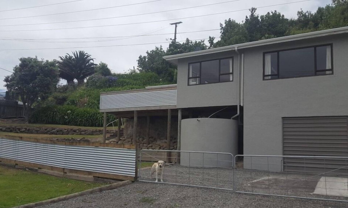 Mahia House | Hillside Hideaway