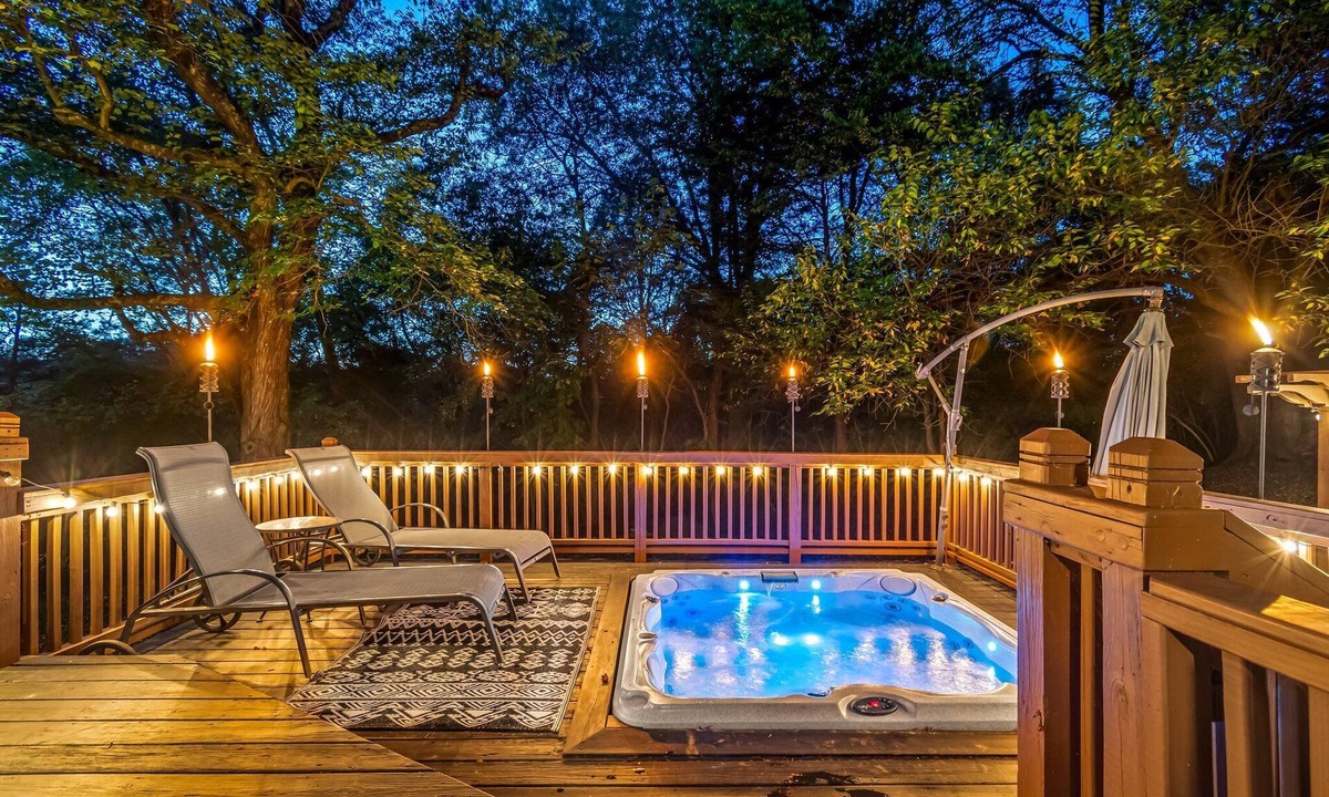 Merry Oaks House | Hillside Hot Tub Hideaway! King Bed/Fire Pit
