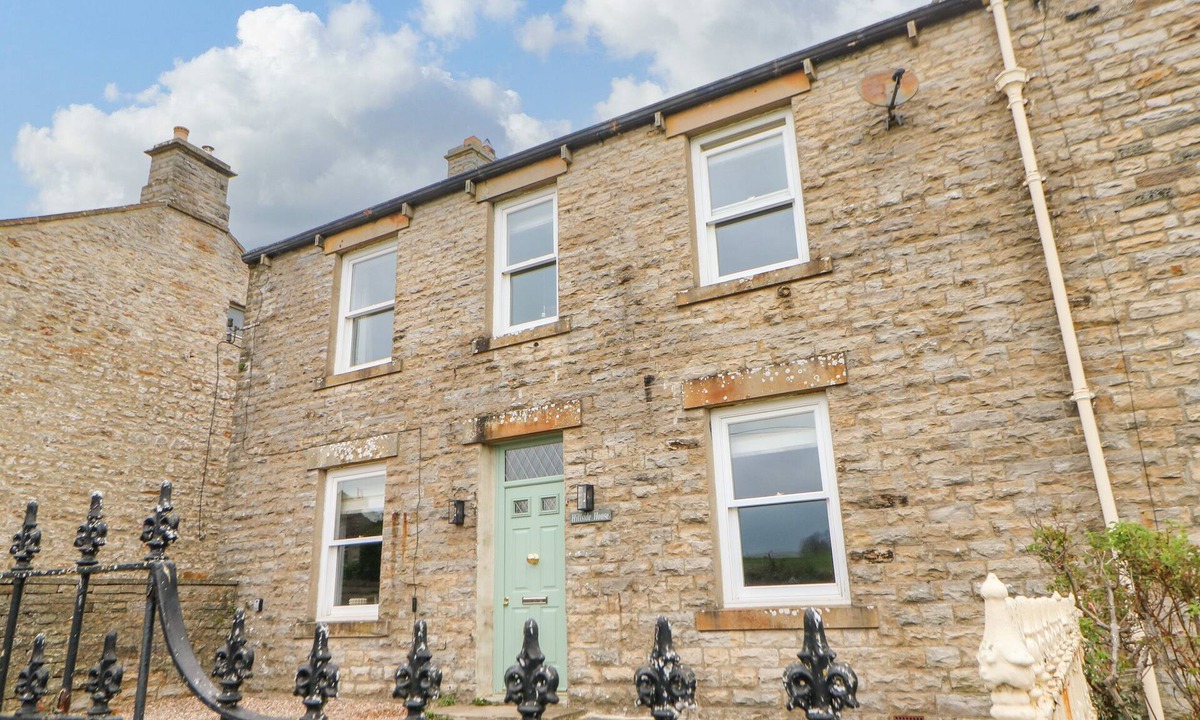 Aysgarth Cottage | HILLSIDE HOUSE, pet friendly, with open fire in West Witton
