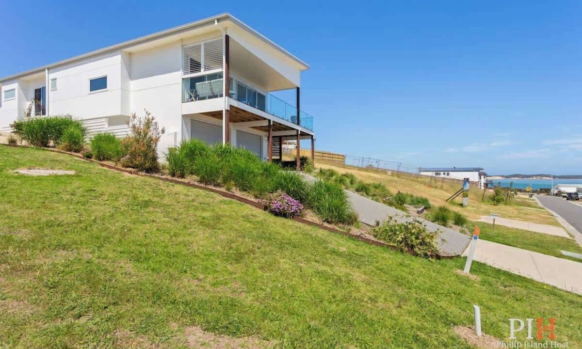 San Remo House | Hillside Ocean View San Remo