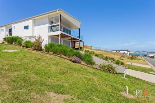 San Remo House | Hillside Ocean View San Remo
