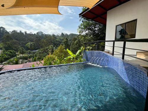 Kampung Pelimbaian Hotel | Hillside Red Cabin