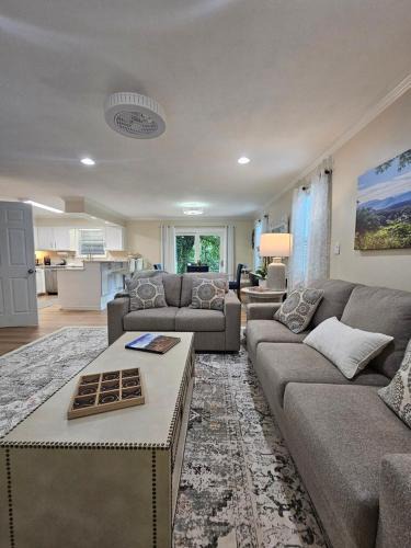 Ashley Oaks House | Hillside Retreat