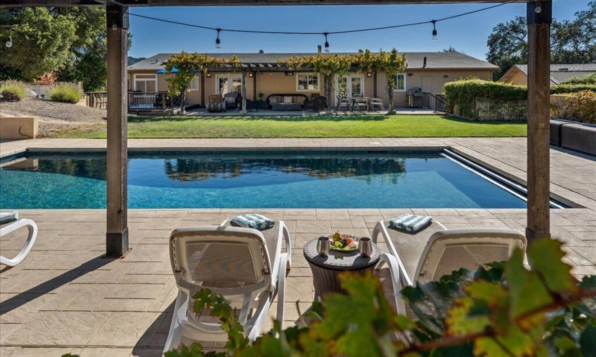 Cloverdale House | Hillside Views, Alexander Valley, pool, spa, fire pit, bbq for 10