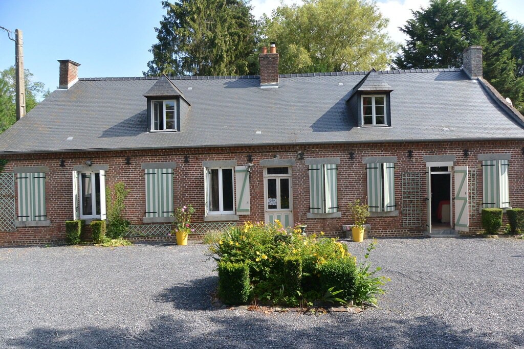 Englancourt Apartment | Hilltop Cottage in Englancourt with Garden