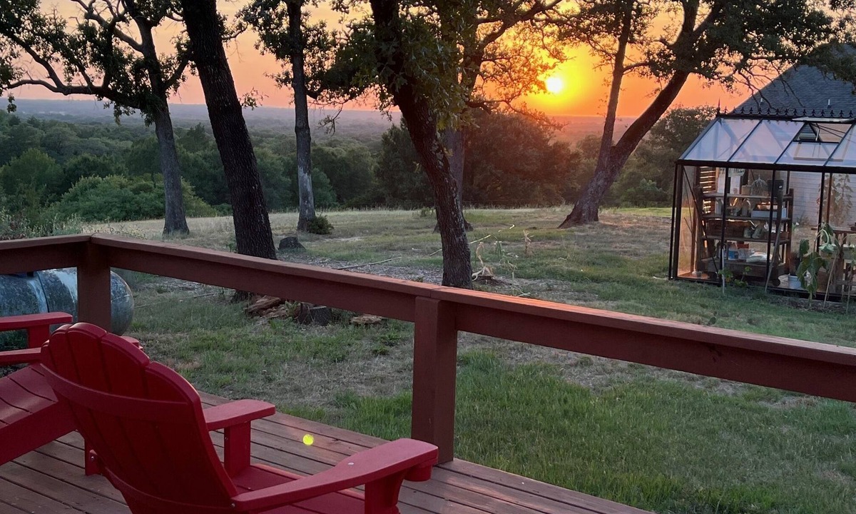 Caldwell Cottage | Hilltop Cottage Sunset Views at The Farm on a Hill