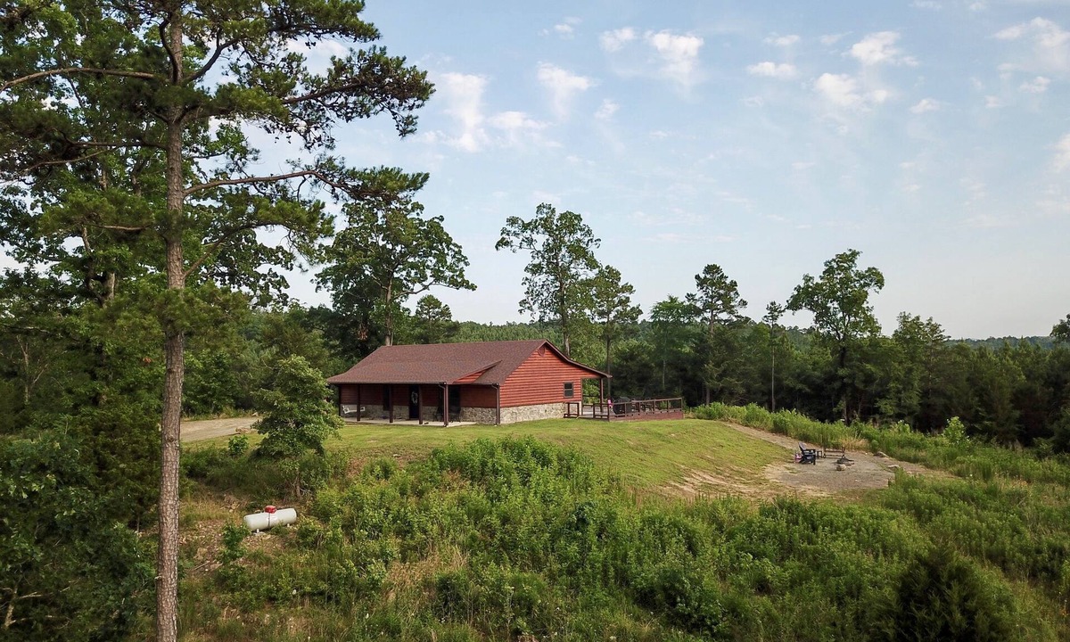 Smithville Cabin | Hilltop Getaway: Luxury Hilltop Cabin on 3 acres - Kayaks, Campfire, Stargazing!