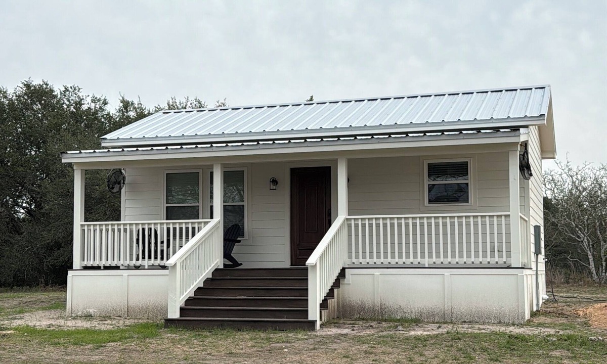 Fayetteville Cottage | Hilltop Guest House Near Round Top & Fayetteville Lake- 1BR w/Porch & Views