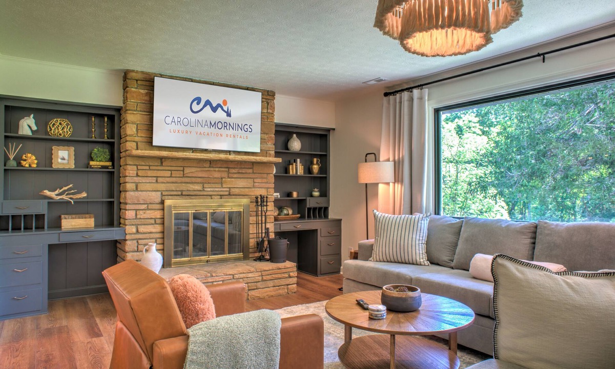 Skyland House | Hilltop Haven | Hot Tub, Huge Yard + Biltmore Pass | 8 Mins to Asheville
