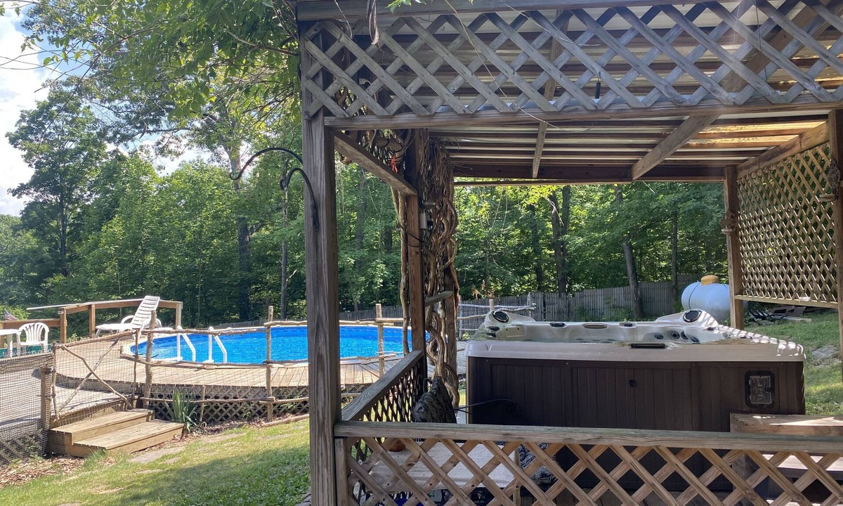 Eckerty Bed & Breakfast | Hilltop Hideaway Bed and Breakfast Read the Description