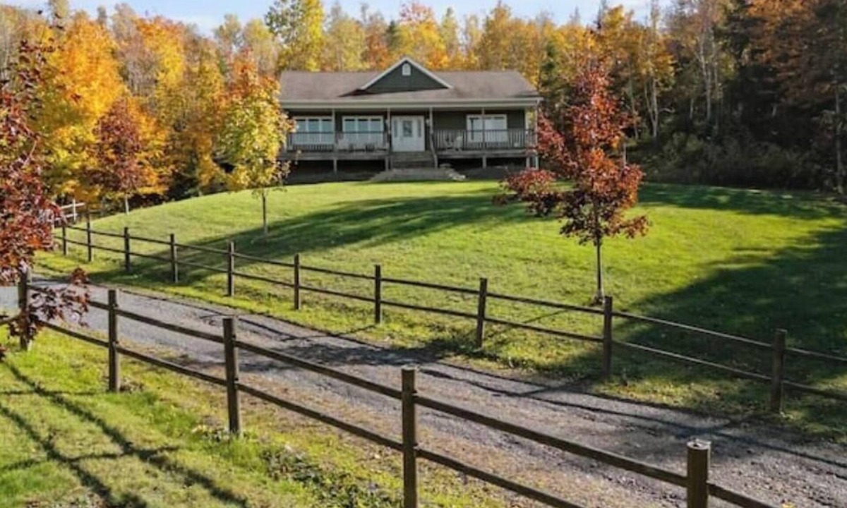 Pictou County House | Hilltop Hideaway