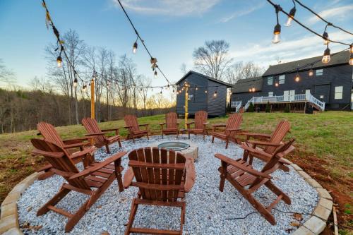 Roseland House | Hilltop Hideaway - Heated Pool - Jacuzzi - Ping Pong - 12 guests - Fireplace - Mountain Views - Pets are allowed by request